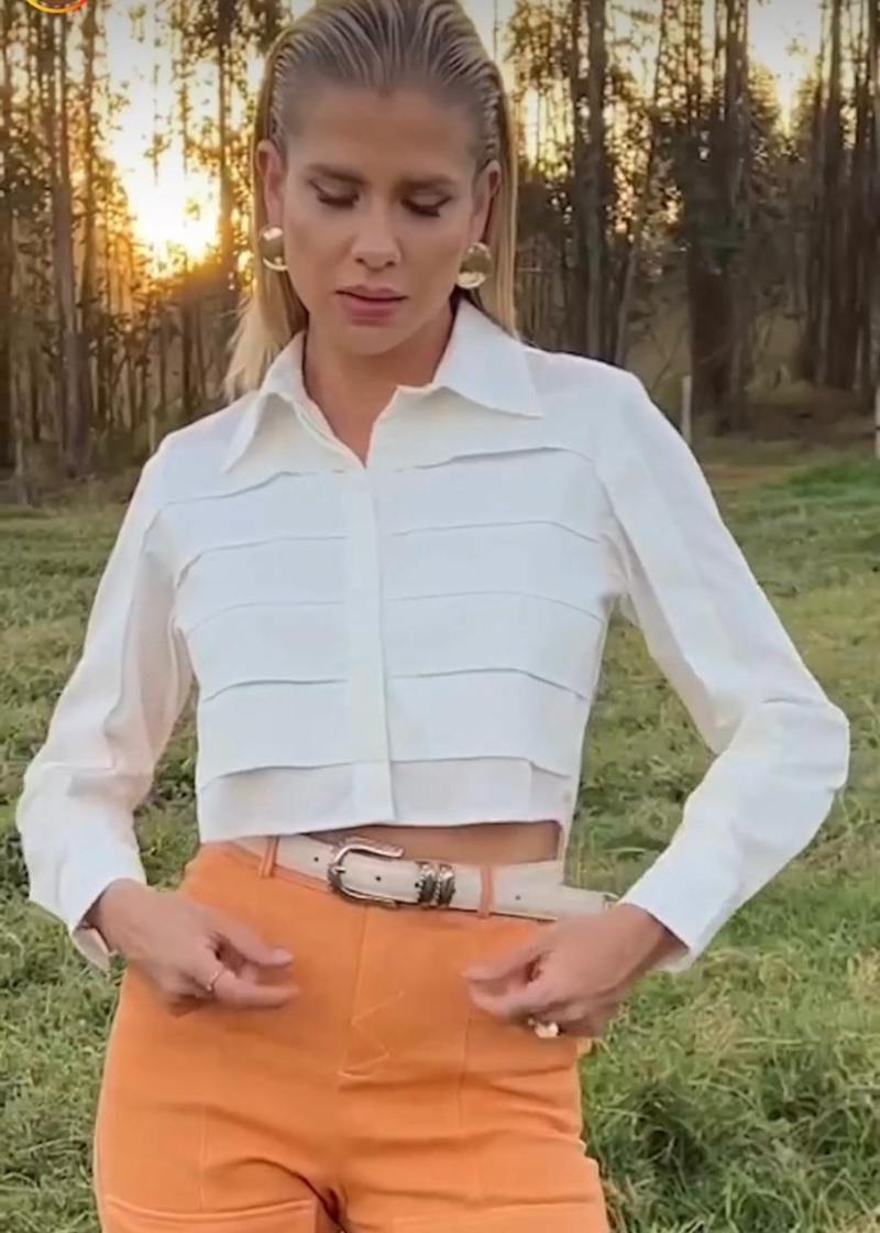 CAMISA CROPPED TRABALHADA EM PREGAS BRANCA MURAU P