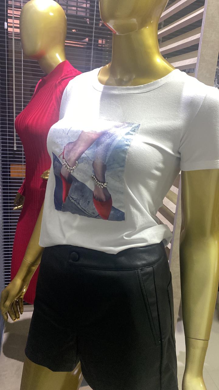 T-SHIRT ESTAMPA SAPATO EM VISCOSE M